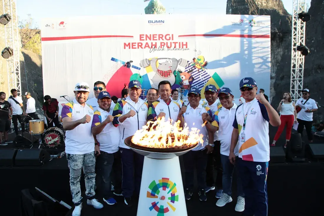 Asian Games 2018 Torch Relay in Bali: group around the lit cauldron