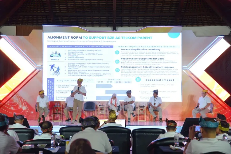 Telkom Rapim FU FRM: panel discussion on stage with presentation screen